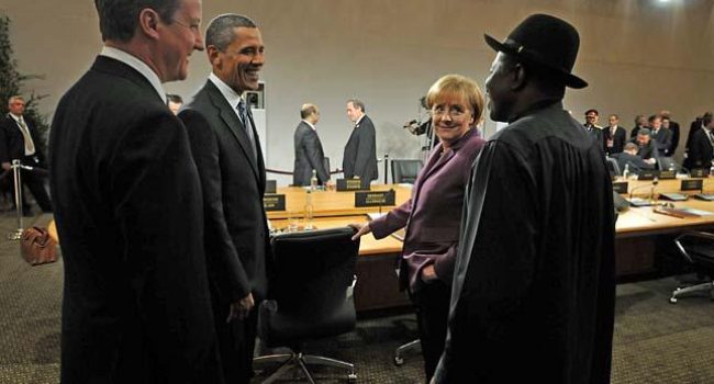 Cameron (Reino Unido), Obama (EE UU), Merkel (Alemania) junto al presidente de Nigeria, Goddluck Jonathan.