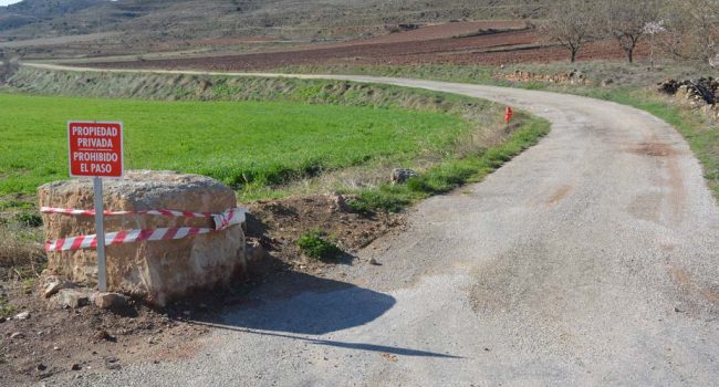 Foto del Camino de Armillas con las señales de prohibición.