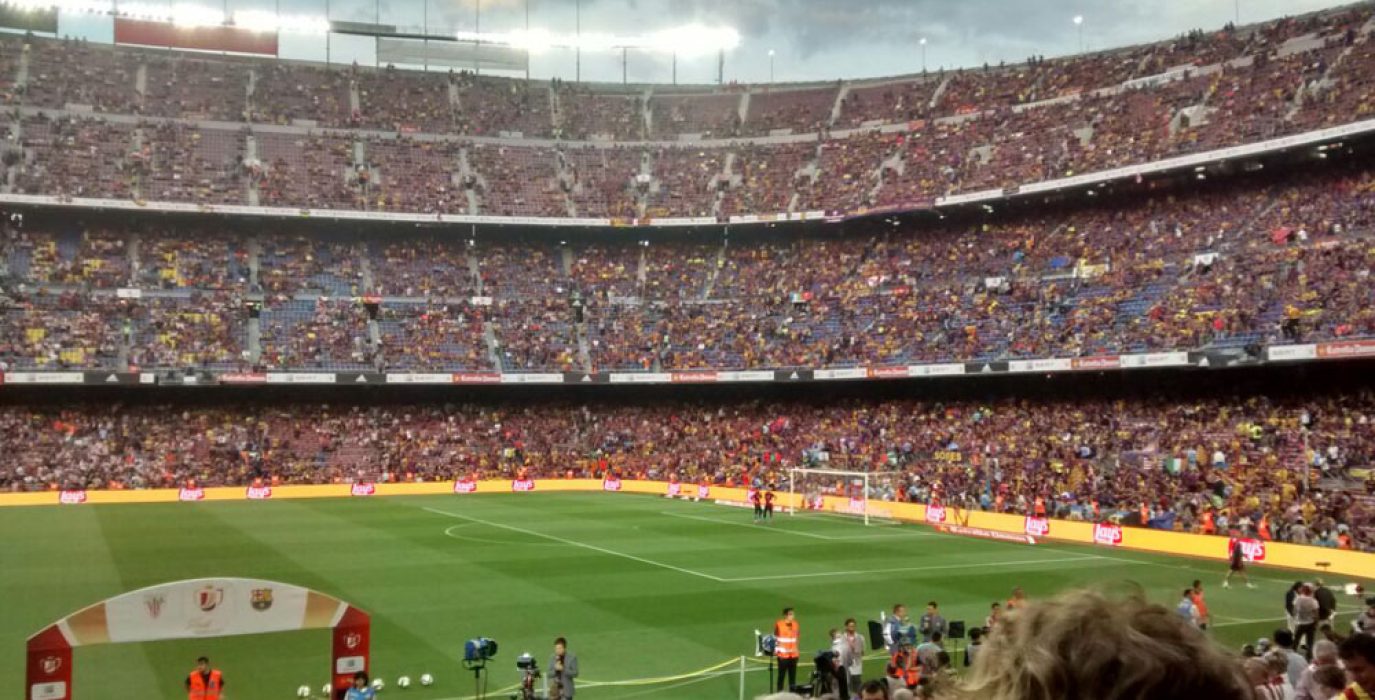 El Camp Nou minutos antes de comenzar el partido. Foto: AraInfo