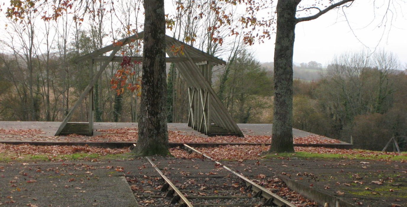 Recreación de un barracón y la vía férrea en recuerdo de los deportados que llegaban por tren a Gurs. Foto: Jean Michel Etchecolonea (CC BY-SA 3.0)