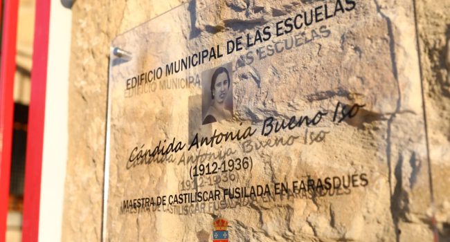 Placa en recuerdo de Cándida Antonia Bueno, maestra de Castiliscar fusilada en 1936, cuya historia protagoniza una de las citas del ciclo “Combates por la Historia” | Foto: DGA
