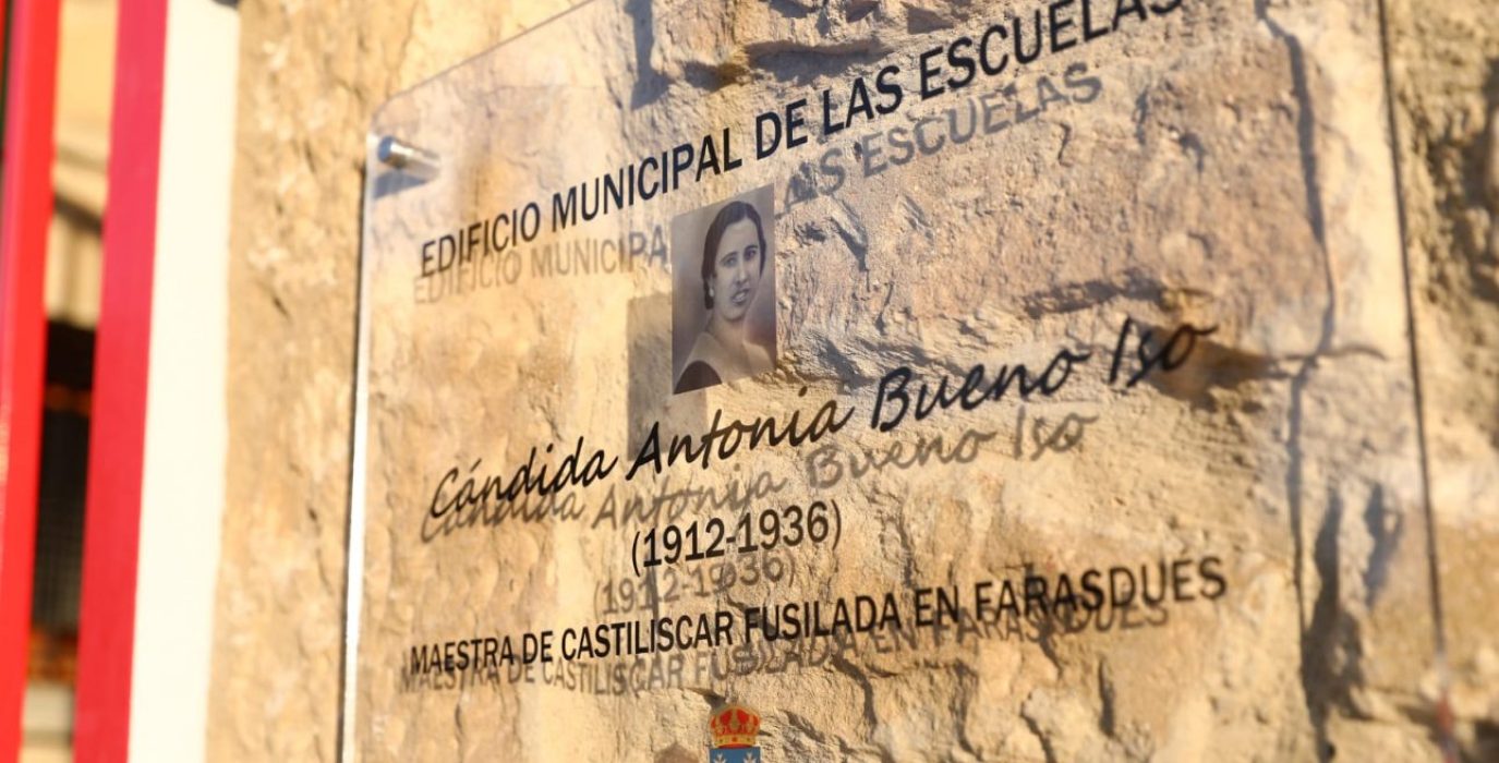 Placa en recuerdo de Cándida Antonia Bueno, maestra de Castiliscar fusilada en 1936, cuya historia protagoniza una de las citas del ciclo “Combates por la Historia” | Foto: DGA