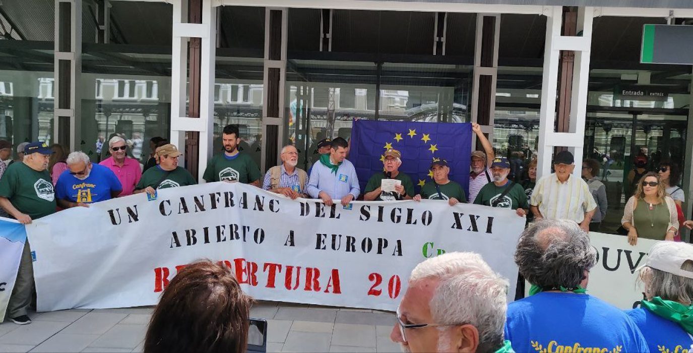 Concentración de CREFCO y CRÉLOC por la reapertura del Canfranc | Foto: @OSTAsindicato