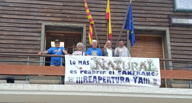 Canfranc reafirma su compromiso con la reapertura de la línea internacional de ferrocarril pancarta Lo más natural es reabrir el Canfranc