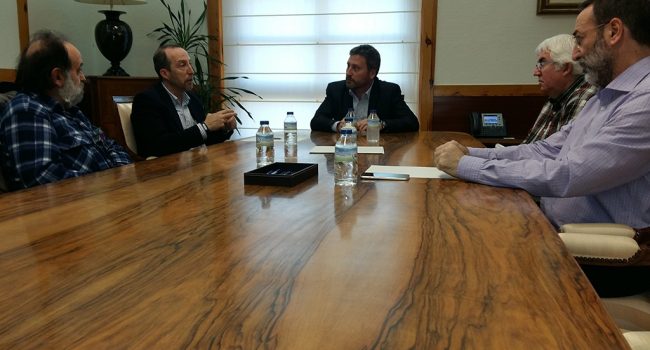 Soro con representantes de CREFCO durante la reunión. Foto: DGA
