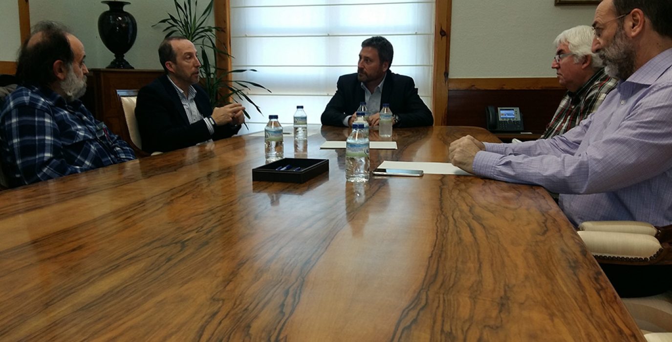 Soro con representantes de CREFCO durante la reunión. Foto: DGA