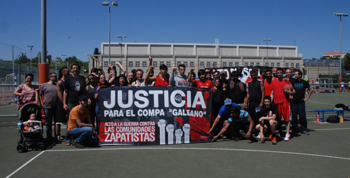 Foto solidaria con las comunidades zapatistas realizada en el pasado Mundialito Anti-Racista de Zaragoza.