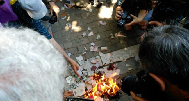 Quema de pasaportes frente a la embajada de España en Atenas. Foto: Caravana a Grecia