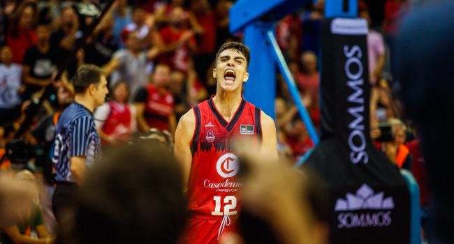 Alocén celebra la victoria frente al Barça. Foto: @BasketZaragoza