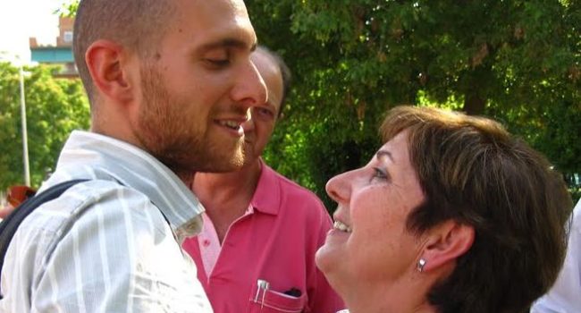 Carlos Cano se despide de su madre justo antes de entrar en prisión. Foto: 15M Granada
