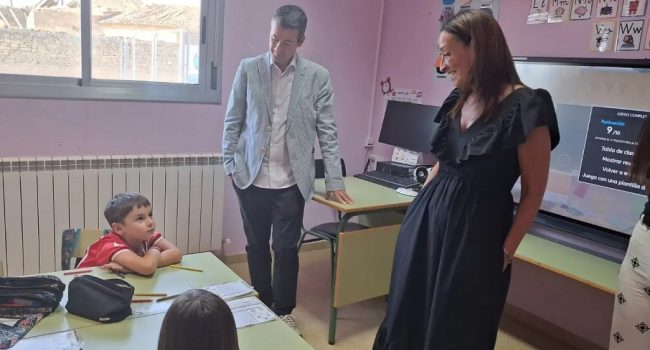 Carlos Oliván, junto a la consejera de Educación de la DGA, en una visita al colegio de Robres este verano | Foto: Gobierno de Aragón