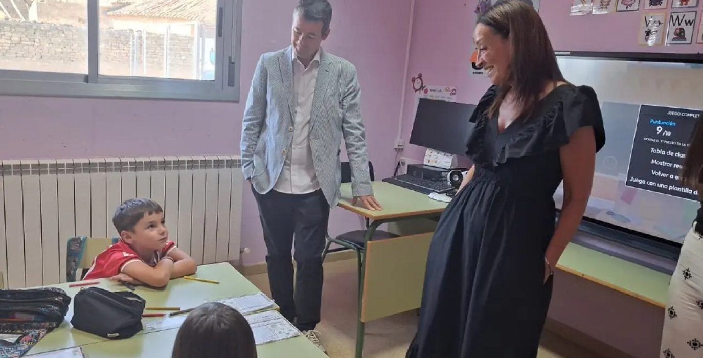 Carlos Oliván, junto a la consejera de Educación de la DGA, en una visita al colegio de Robres este verano | Foto: Gobierno de Aragón