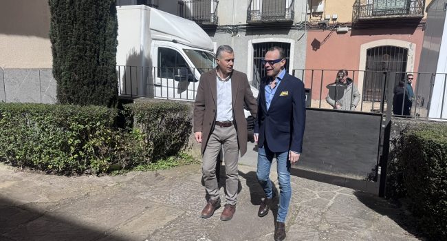 Dirigentes del PP en Aragón de paseo. Carlos Serrano, alcalde de Chaca, junto a Pedro Olloqui, director de Cultura del gobierno de Azcón.