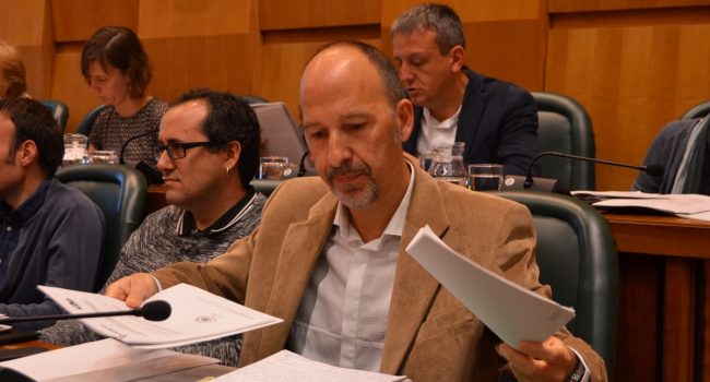 Carmelo Asensio durante un pleno municipal. Foto: CHA