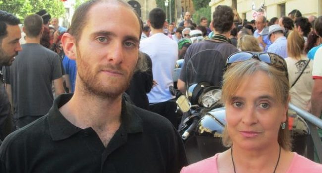 El auto del tribunal suspende la entrada en prisión de Carlos Cano, condenado junto a Carmen Bajo por participar en un piquete en la huelga del 29 de marzo de 2012, hasta que se tramite la petición de indulto.