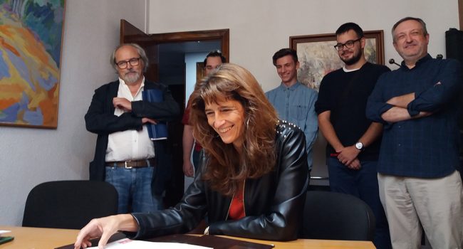 Carmen Dueso formalizando su candidatura.
