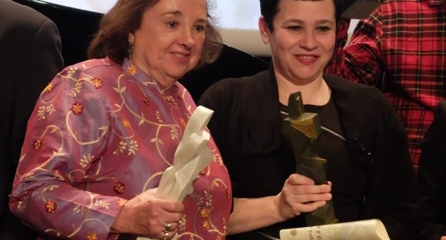 Carmen Sarmiento y la ganadora del Premio Espiello al mejor documental, una gran seguidora del trabajo de Sarmiento.