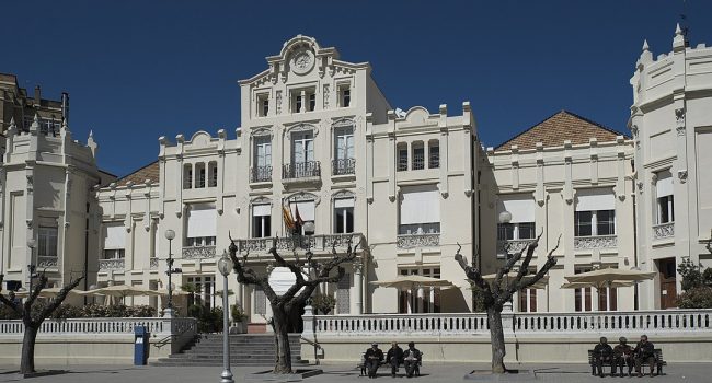 El casino de uesca que alberga el circulo oscense, un edificio blanco