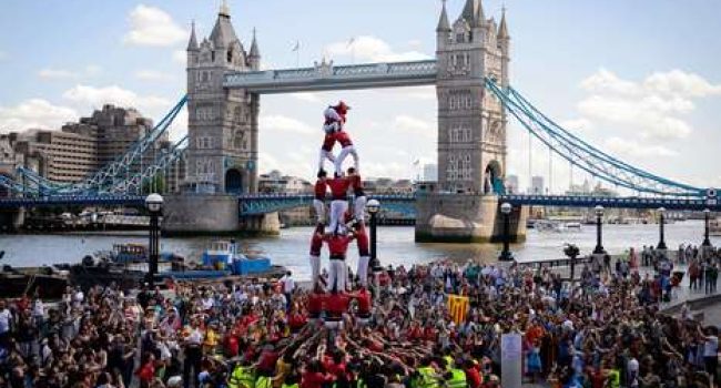 "Castells" realizada en Londres frente a Tower Bridge. Foto: Leon Neal