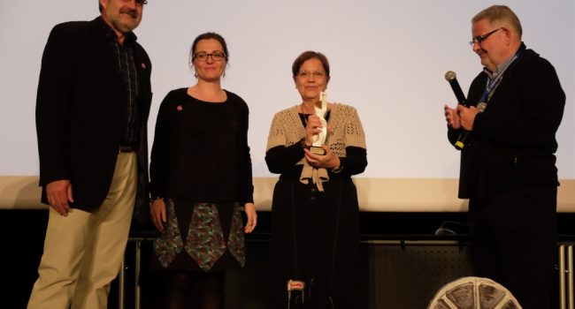Cecilia Bartolomé recibió un trofeo de manos de la directora de Espiello, Patricia Español.