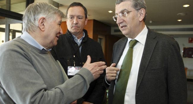 Celaya junto a miembros de la Plataforma de personas afectadas por hepatitis C en Aragón. Foto: Cortes