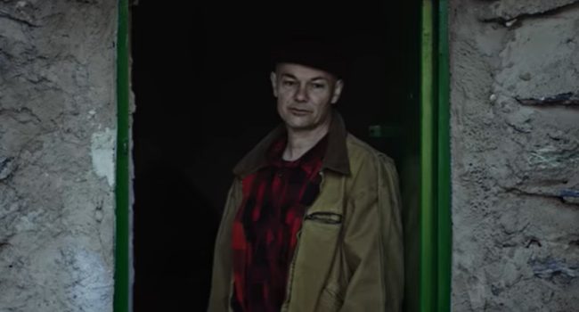 Jesús Cifuentes, voz de Celtas Cortos, en una escena del videclip de 2017, en la renovada cabaña de Turmo.