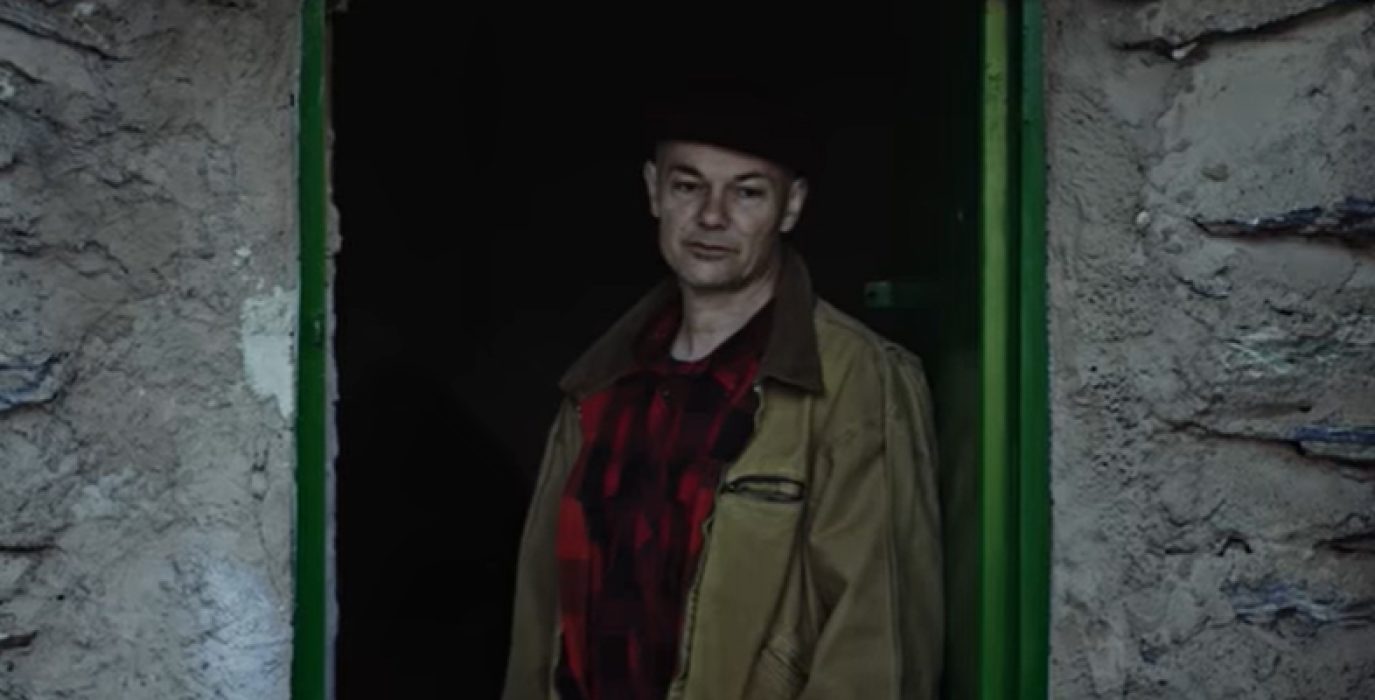Jesús Cifuentes, voz de Celtas Cortos, en una escena del videclip de 2017, en la renovada cabaña de Turmo.