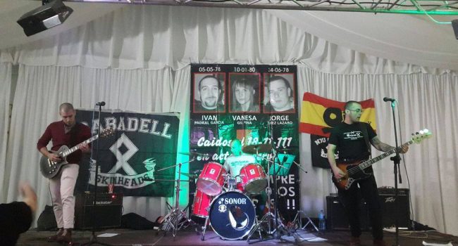 El grupo Celtiberia, rodeado de simbología neonazi, en una actuación en el Camping de Zaragoza.