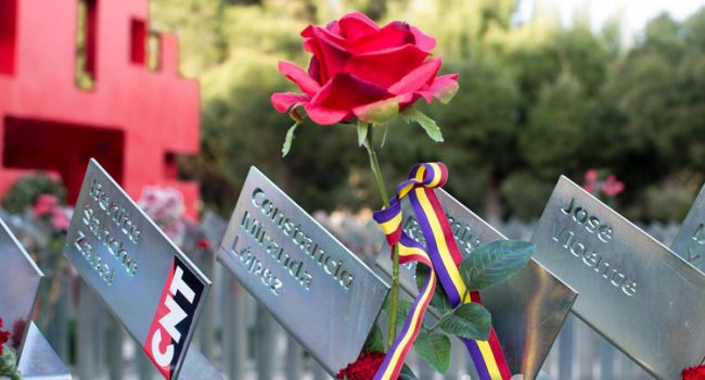 Homenaje a la víctimas del franquismo en el Cementerio de Torrero de Zaragoza. Foto: Pablo Ibañez (AraInfo)