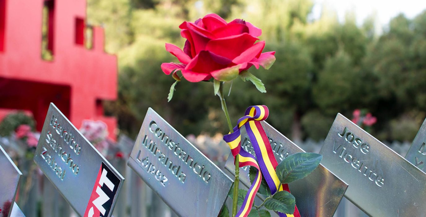 Homenaje a las víctimas del franquismo en el cementerio de Torrero. Foto: Pablo ibáñez (AraInfo)