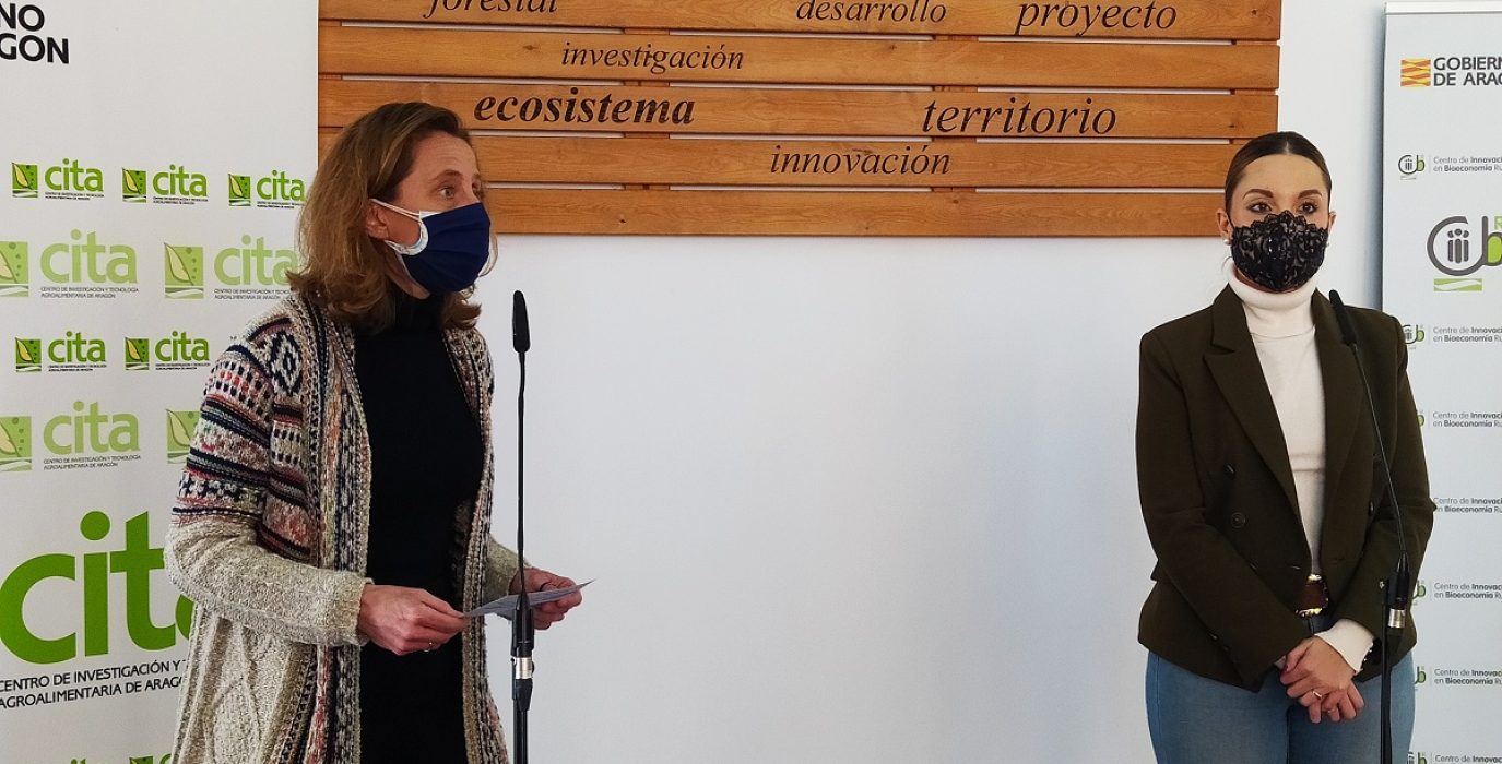 La directora del CITA, Lucia Soriano, junto a la consejera de la DGA Maru Díaz,