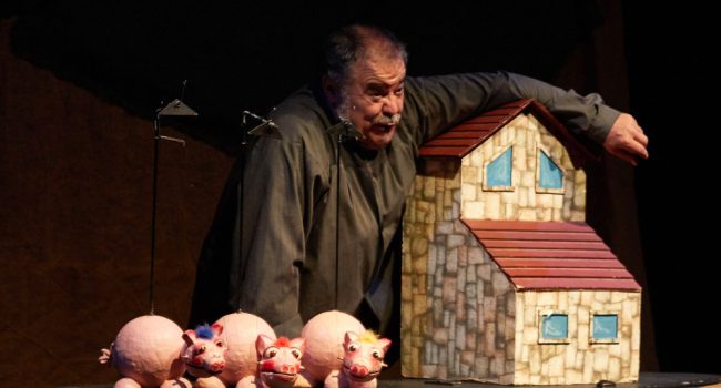 Representación de la obra "Los tres cerditos". Foto: Teatro Arbolé.