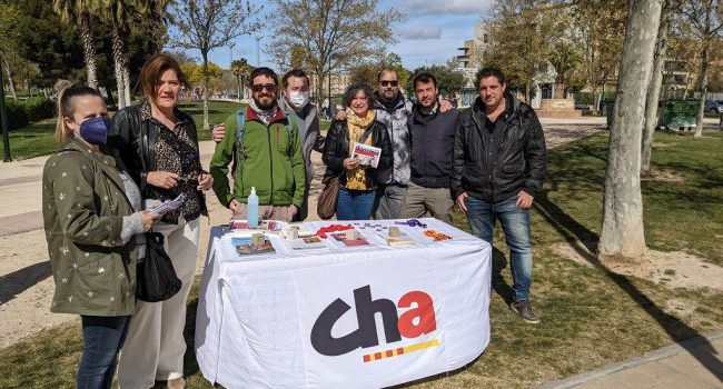 Bernal junto a militantes de CHA en el acto en el barrio zaragozano. Foto: CHA