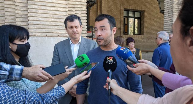 Chuaquín Bernal en la puerta del Ayuntamiento de Zaragoza, arropado por el presidente de CHA, Joaquín Palacín.