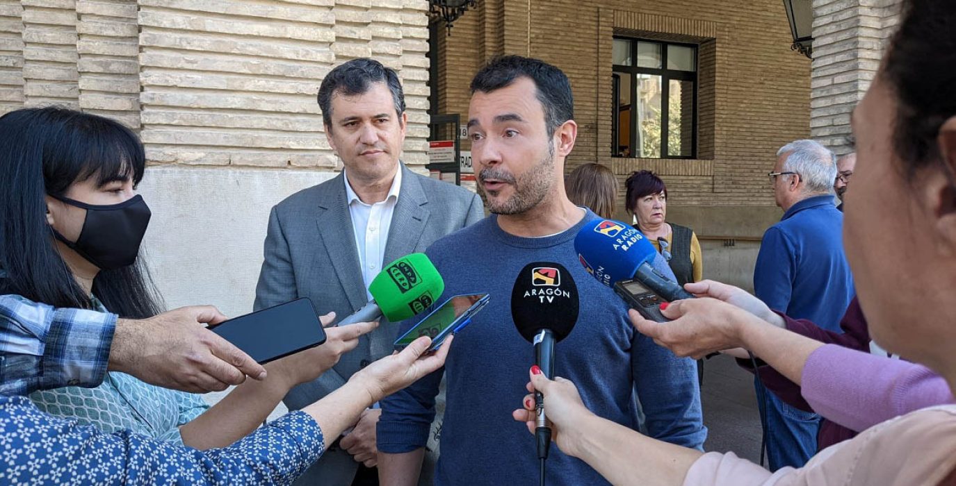 Chuaquín Bernal en la puerta del Ayuntamiento de Zaragoza, arropado por el presidente de CHA, Joaquín Palacín.