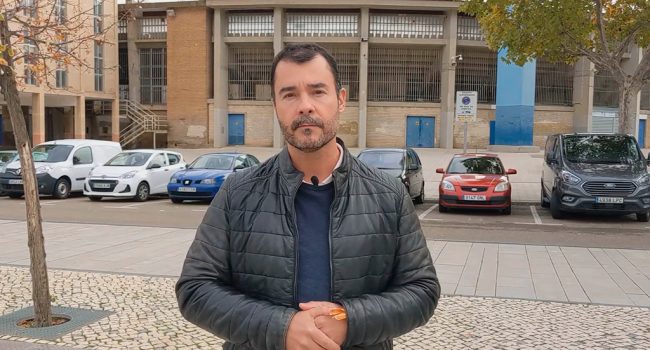 Chuaquín Bernal, presidente de CHA-Zaragoza, frente al estadio de La Romareda