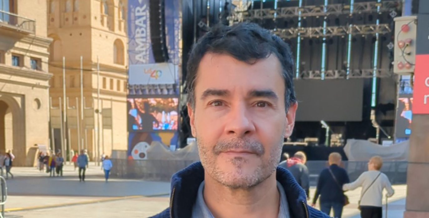 Chuaquín Bernal frente al escenario principal de la plaza del Pilar | Foto: CHA