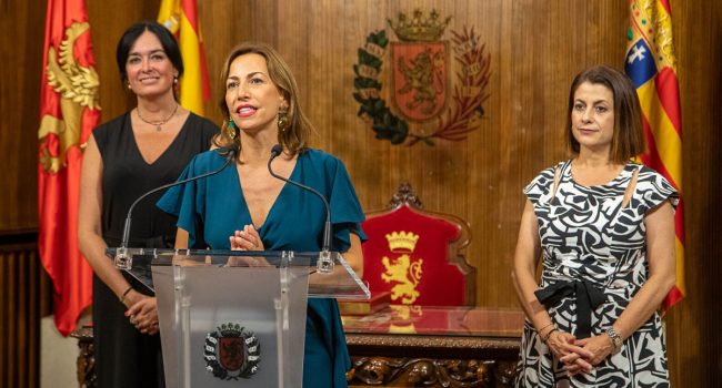 Natalia Chueca junto a las alcaldesas de Uesca, Lorena Orduna, y Teruel, Emma Buj. Las tres del PP. Foto: Daniel Marcos (AZ)