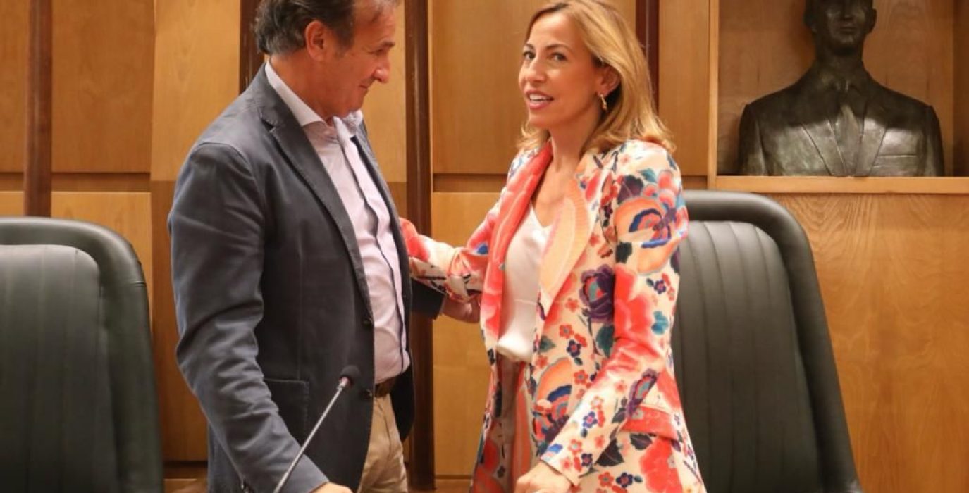 La alcaldesa de Zaragoza, Natalia Chueca (PP), junto a su mano derecha, Ángel Loren, en el salón de plenos | Foto: Daniel Marcos (AZ)