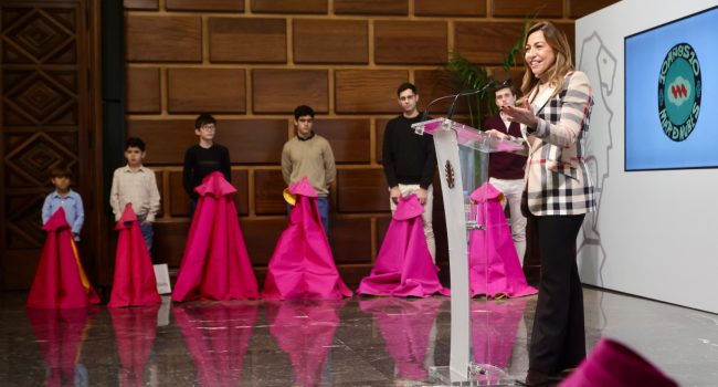 Chueca anunciando el nuevo regalo a la escuela taurina Mar de Nubes | Foto: Daniel Marcos (AZ)