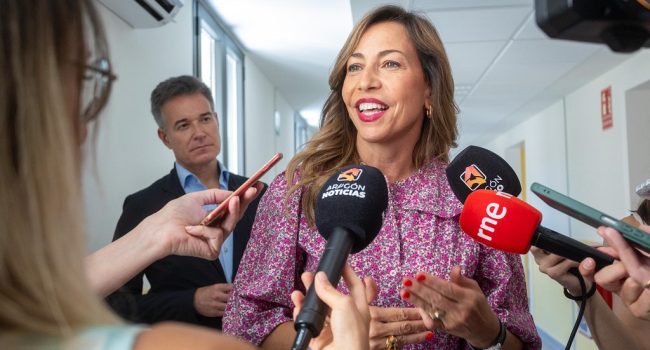La alcaldesa de la capital del país, Natalia Chueca, inaugurando el Centro de Servicios Sociales de L’Almozara | Foto: Ayuntamiento de Zaragoza