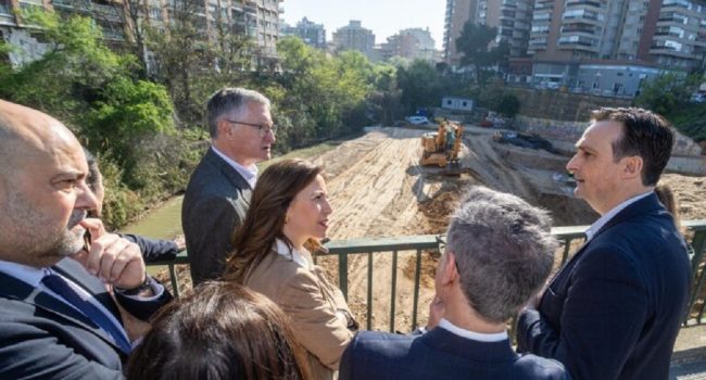 Chueca supervisando las obras en el Huerva, en abril de 2025 | Foto: Ayuntamiento de Zaragoza