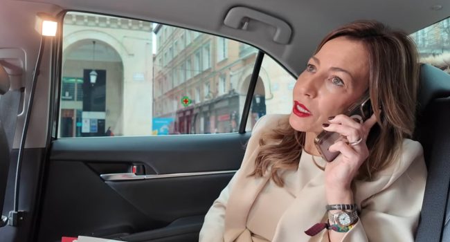 Natalia Chueca sin cinturón de seguridad en su video promocional.
