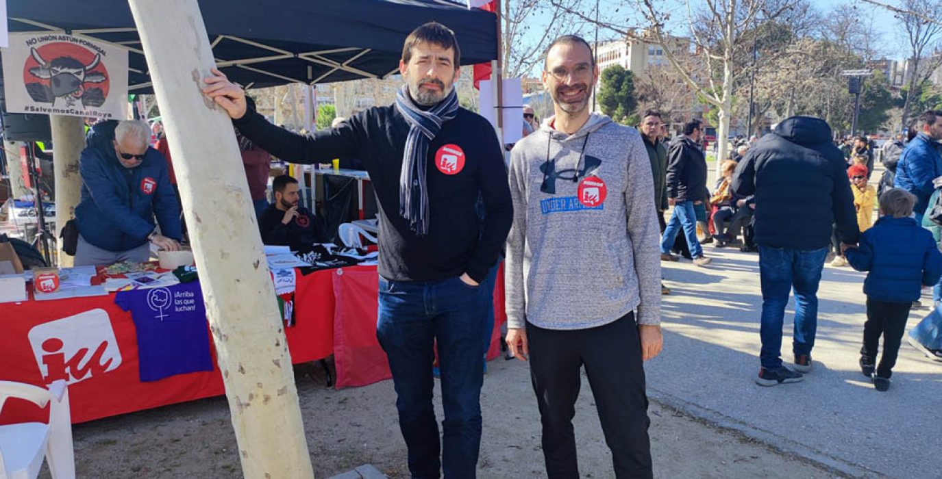 El coordinador de IU Aragón, Álvaro Sanz, y el coordinador de IU Zaragoza, Javier Gimeno, durante la celebración de la Cincomarzada | Foto: @iu_aragon