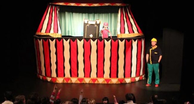 Esta divertida obra de Arbolé, recrea el mundo del circo.