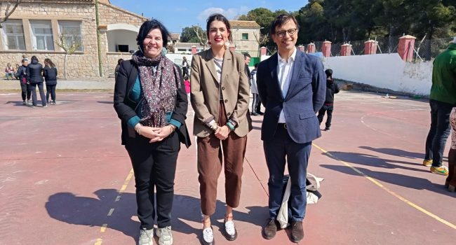 Pilar Debén Gómez, jefa de servicio de Educación para el desarrollo sostenible y ciudadanía global de la AECID, Nerea Marín, diputada delegada de Cooperación Internacional de la DPZ, y Sergio Guimaraes, presidente del programa Iberoamericano de Educación para la Ciudadanía Global, en Tauste -Cinco Villas-