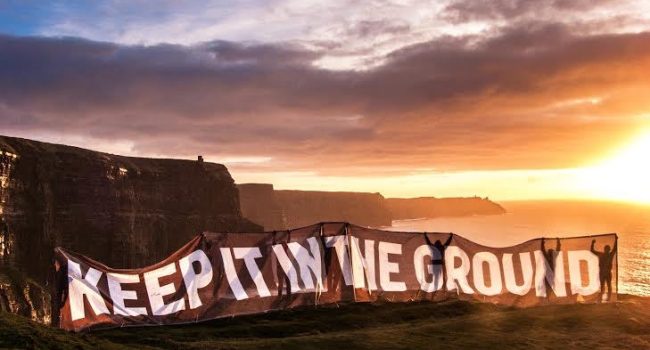 Protesta en los acantilados de Moher, Irlanda.
