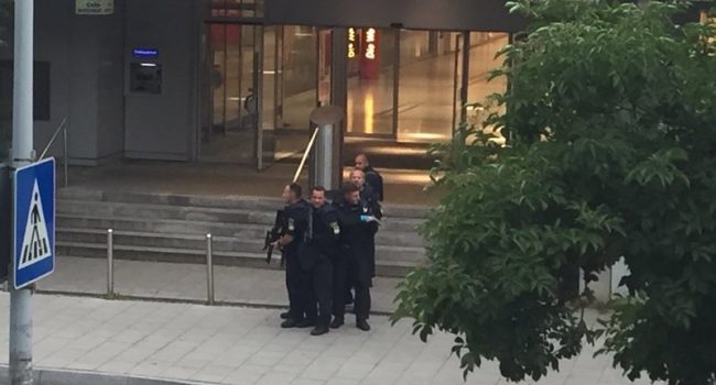 Varios policías en una de las entradas al centro comercial.