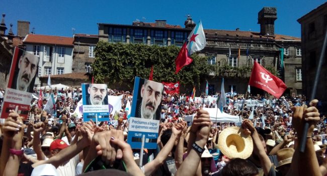 Miles de personas en la Praza da Quintana, tras la marcha organizada por el BNG.
