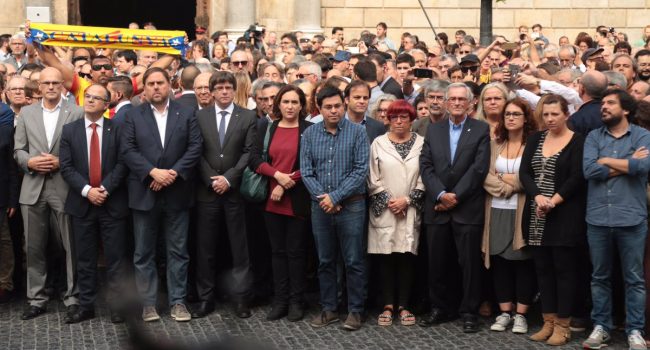 Colau junto a Puigdemont y otros representantes del Govern en una concentración en Barcelona celebrada este lunes en protesta por la violencia policial del 1-O. Foto: AB